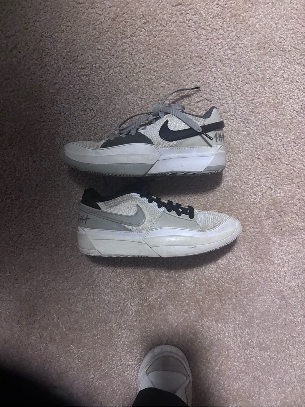 Nike Kids Low-Top Sneakers in Light Gray and Black